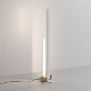 лампа настольная с тонкой вертикальной стойкой и вытянутым световым модулем