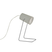 настольный светильник с цилиндрическим плафоном и изогнутой серебристой стойкой