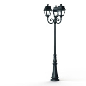 уличный фонарный столб с тремя плафонами и тёмно-зелёным корпусом