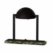 настольный светильник с дугообразным корпусом и купольным плафоном на мраморном основании