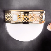 настенное бра с круглым опаловым стеклом и перфорированной золотистой окантовкой