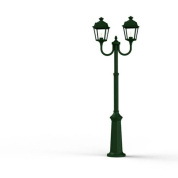 уличный фонарь с тремя рожками на зелёной опоре