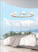 подвесная люстра с округлым контуром и множеством стеклянных шаров