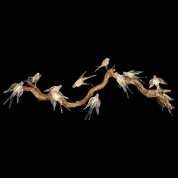 подвесная люстра с декоративными элементами в форме ветвей и прозрачных листьев