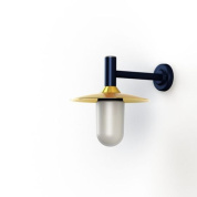 настенное бра с купольным плафоном и синим держателем