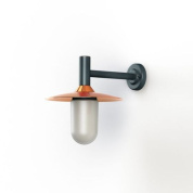 настенный светильник с металлическим плафоном медного оттенка в тёмном корпусе