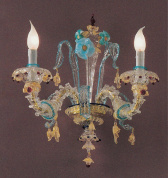 настенное бра с цветными стеклянными элементами и изогнутым рожком