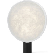 переносная настольная лампа с круглым рассеивателем из полупрозрачного материала на чёрной подставке