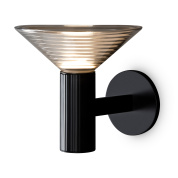 настенный светильник с широким рифленым плафоном и корпусом в черной отделке