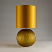 настольная лампа с цилиндрическим абажуром и шарообразным рифлёным корпусом
