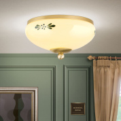 накладной потолочный светильник с округлым стеклянным плафоном и цветочным декором