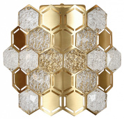 настенный светильник в форме сот с гексагональными элементами из стекла и металла