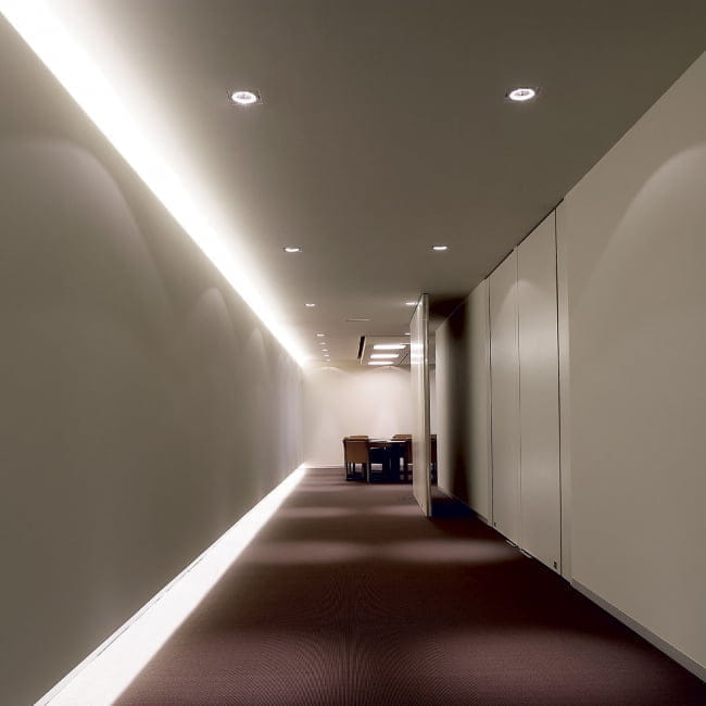 Сделай свет тускло. Потолок с подсветкой. Светильники в коридор. Встроенные светильники в интерьере. Споты в коридоре.