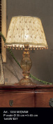 настольная лампа с высоким перфорированным абажуром и декоративным основанием