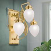 трёхламповое настенное бра с каплевидными плафонами на резном бронзовом основании