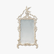 настенное зеркало с резной декоративной рамой в классическом стиле