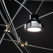 подвесной светильник с цилиндрическим металлическим корпусом и акцентным направленным светом