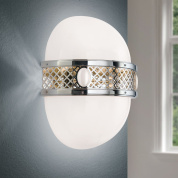 настенное бра с матовым овальным плафоном и никелированной декоративной рамкой