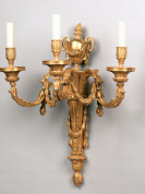 настенный светильник с тремя рожками и позолоченным основанием