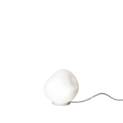 прикроватный светильник с округлым плафоном из матового стекла