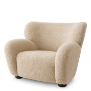 кресло с мягкими округлыми формами и обивкой из бежевого текстиля