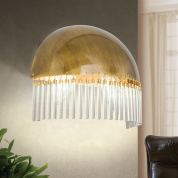 одноламповое настенное бра с полукруглым металлическим корпусом и нижним рядом стеклянных подвесок