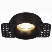 встраиваемый потолочный светильник с черным корпусом и направленным светом