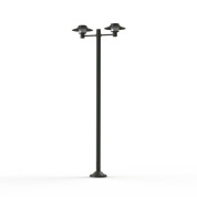 уличный фонарный столб с четырьмя плафонами на перекладине