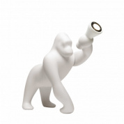 торшер в виде фигуры белой гориллы с прожектором в лапе