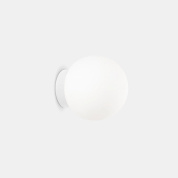 настенный светильник белого цвета с круглым плафоном из матового стекла