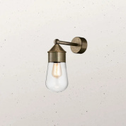 настенный светильник из латуни с открытой лампой и круглым основанием в рустикальном стиле