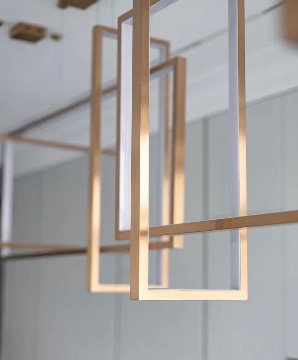 Современная классика проекта кухни-гостиной с геометричным светильником Frame Aromas del Campo - 4