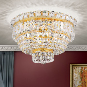 крупный потолочный светильник с плотным кристальным орнаментом и золотистой рамой