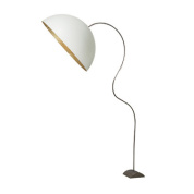 напольный светильник с широким купольным абажуром и золотистой внутренней отделкой