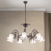 подвесная люстра с несколькими матовыми плафонами и арматурой в тёплой патинированной отделке