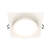 встраиваемый потолочный светильник белого цвета с квадратным корпусом