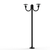 уличный фонарный столб чёрного цвета с тремя рожками