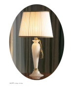 настольная лампа с тканевым абажуром и керамической ножкой