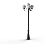 уличный фонарный столб чёрного цвета с тремя матовыми плафонами на декоративной опоре