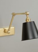 настенное бра из латуни с шарнирным кронштейном и черным металлическим абажуром