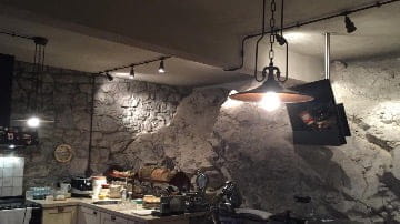 Потолочные споты и подвесные светильники Aldo Bernardi в зоне кухни частного дома на берегу Чёрного моря