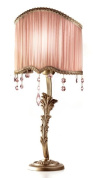 настольная лампа с розовым тканевым абажуром и резным основанием в классическом стиле