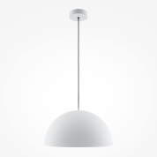 подвесной светильник белого цвета с полусферическим металлическим абажуром
