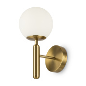 настенный светильник с шарообразным матовым плафоном на латунной арматуре