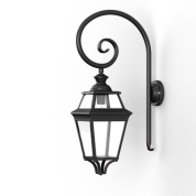 настенное бра с изогнутым кронштейном и прозрачным плафоном