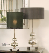 настольная лампа с составным металлическим основанием и тёмным текстильным абажуром