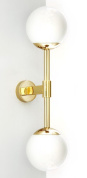 двухламповый настенный светильник с шаровыми плафонами на вертикальной стойке