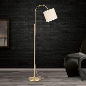 торшер с изогнутой стойкой и наклонённым белым текстильным абажуром