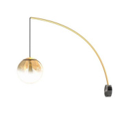 настенный светильник с латунной дугой и шарообразным плафоном