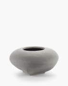 декоративная интерьерная ваза низкой округлой формы из бетона с интегрированной трубкой
